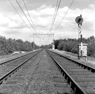153945 Gezicht op de spoorbaan bij Hulshorst (lijn Amersfoort-Zwolle) met een lichtsein 1946 en een S-bord (verkenbord) ...